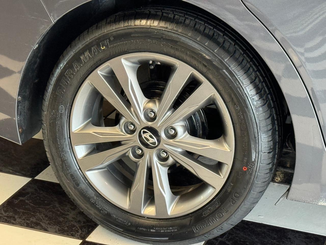 2017 Hyundai Elantra GL+APPLEPLAY+New Tires+HEATED SEATS+CLEAN CARFAX Photo108