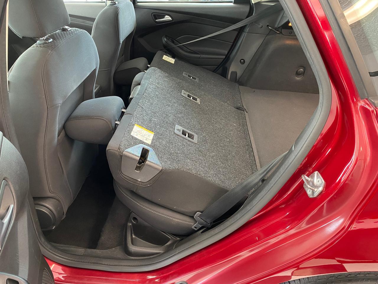 2016 Ford Focus SE Hatchback Heated Seats+Steering+Cam+CLEANCARFAX Photo75