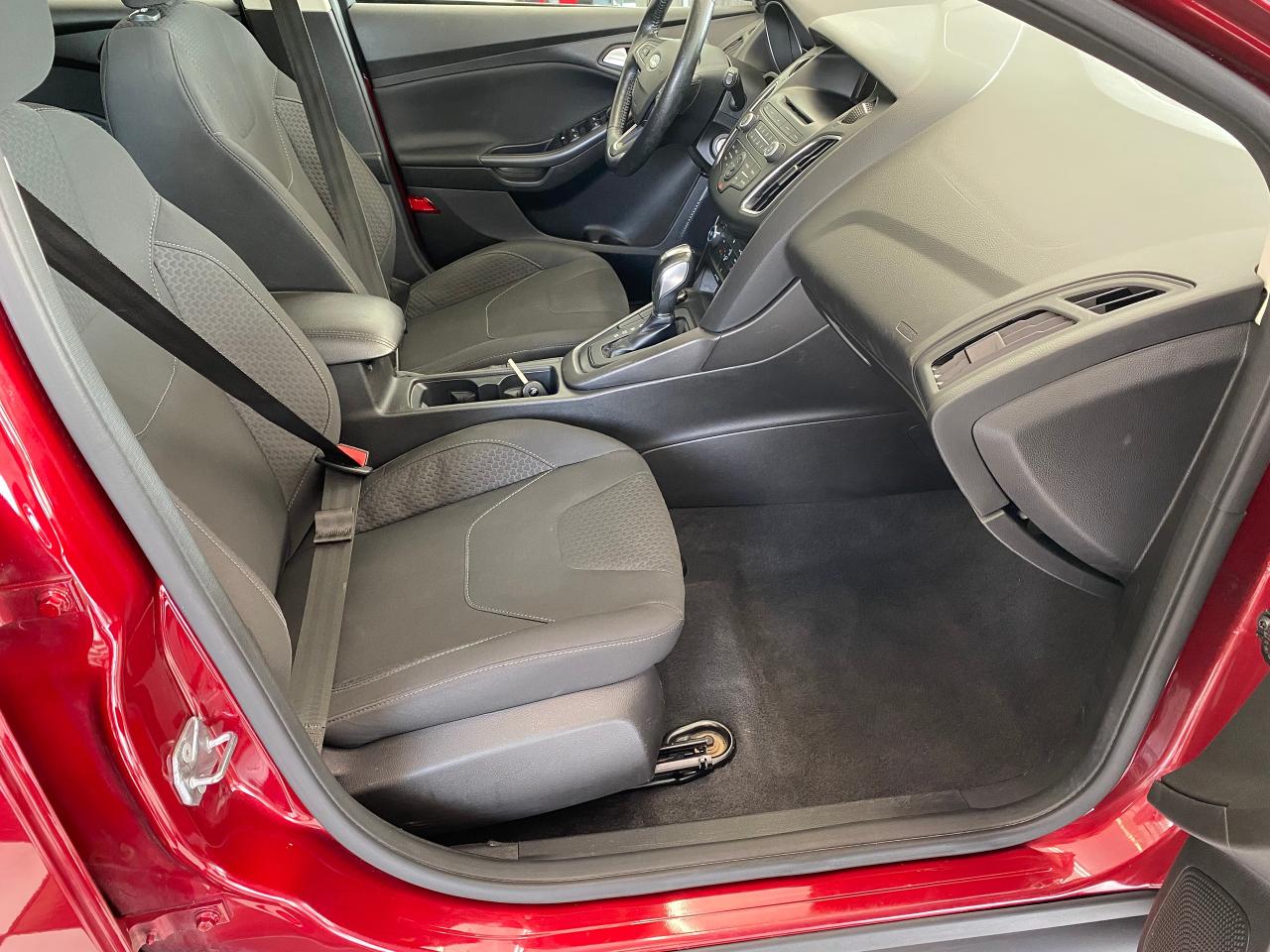 2016 Ford Focus SE Hatchback Heated Seats+Steering+Cam+CLEANCARFAX Photo71