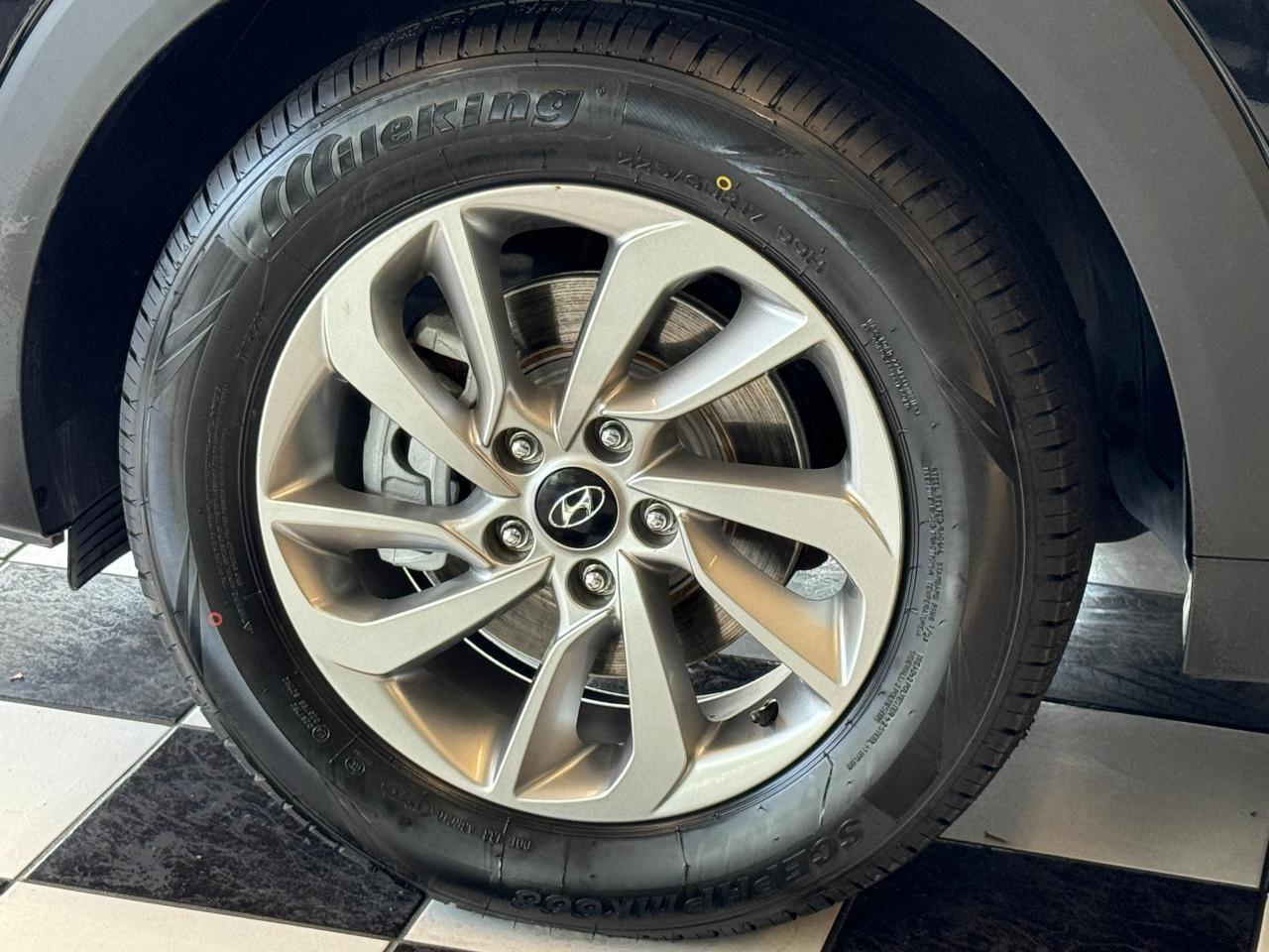 2018 Hyundai Tucson Premium GLS AWD+ApplePlay+New Tires+ACCIDENT FREE Photo110
