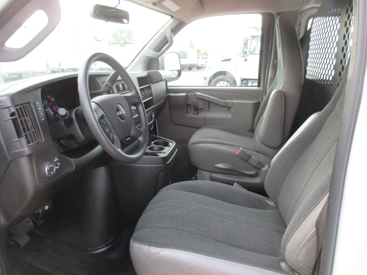 2022 GMC Savana Cargo Van RWD 2500 135" - Photo #9