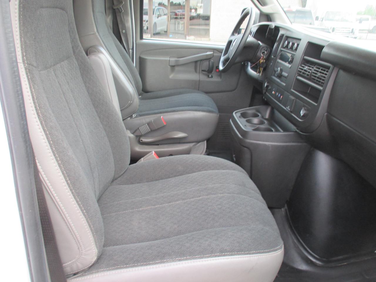 2022 GMC Savana Cargo Van RWD 2500 135" - Photo #8
