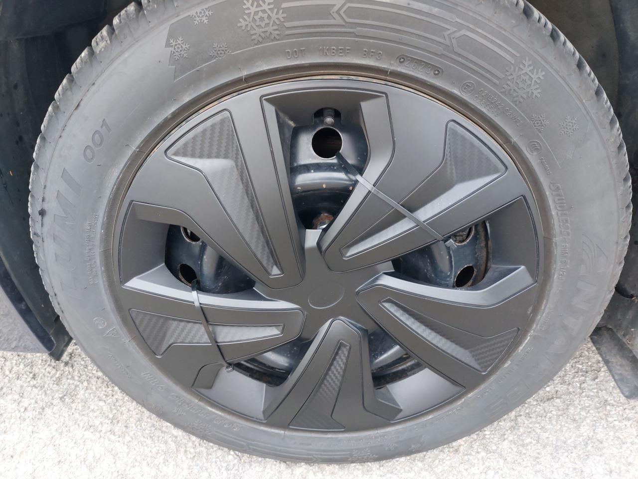 2017 Toyota Corolla LE Photo4