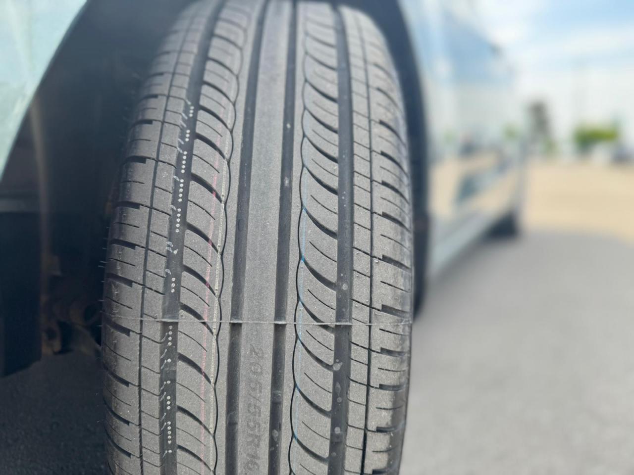 2014 Hyundai Elantra GT MANUAL NO ACCIDENT ALL NEW TIRES BLUETOOTH SUNROOF Photo2