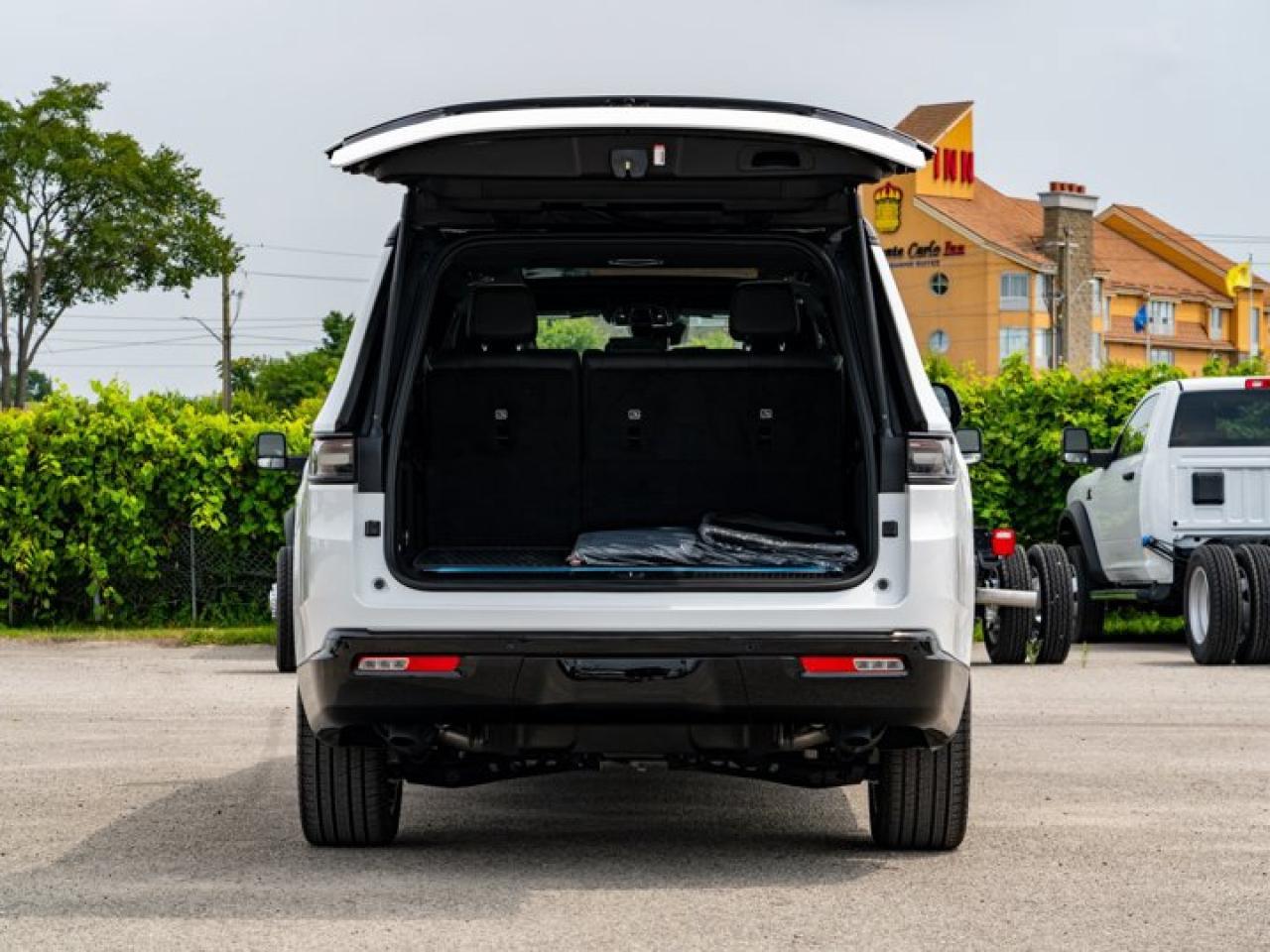 2024 Jeep Grand Wagoneer SERIES II OBSIDIAN Photo