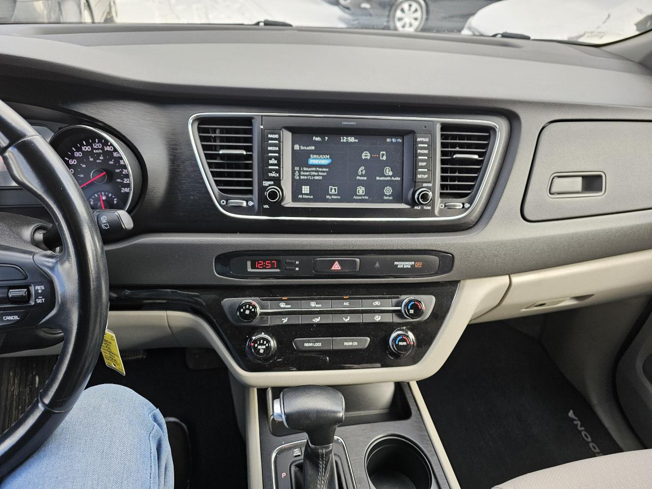 2017 Kia Sedona 8 PASS/ACCIDENT FREE/CAMERA/BLUETOTH/2 YEARS WARR - Photo #15