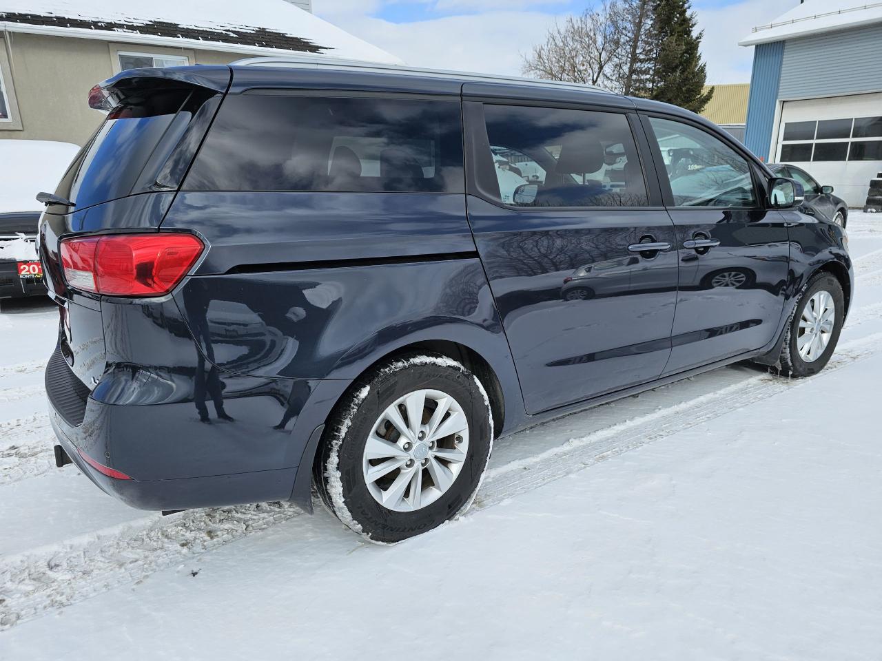 2017 Kia Sedona 8 PASS/ACCIDENT FREE/CAMERA/BLUETOTH/2 YEARS WARR - Photo #4