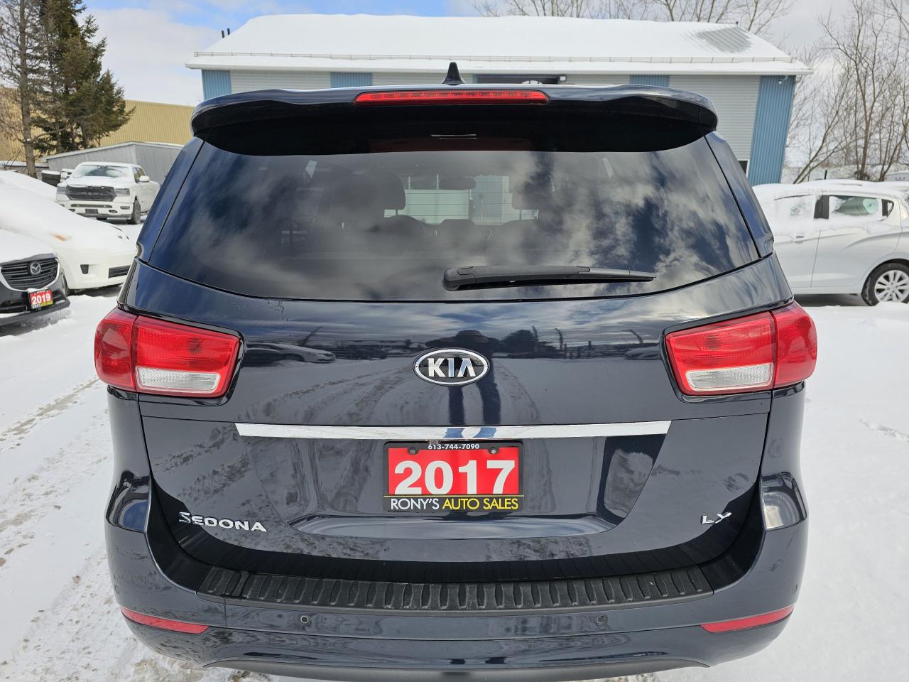 2017 Kia Sedona 8 PASS/ACCIDENT FREE/CAMERA/BLUETOTH/2 YEARS WARR - Photo #5