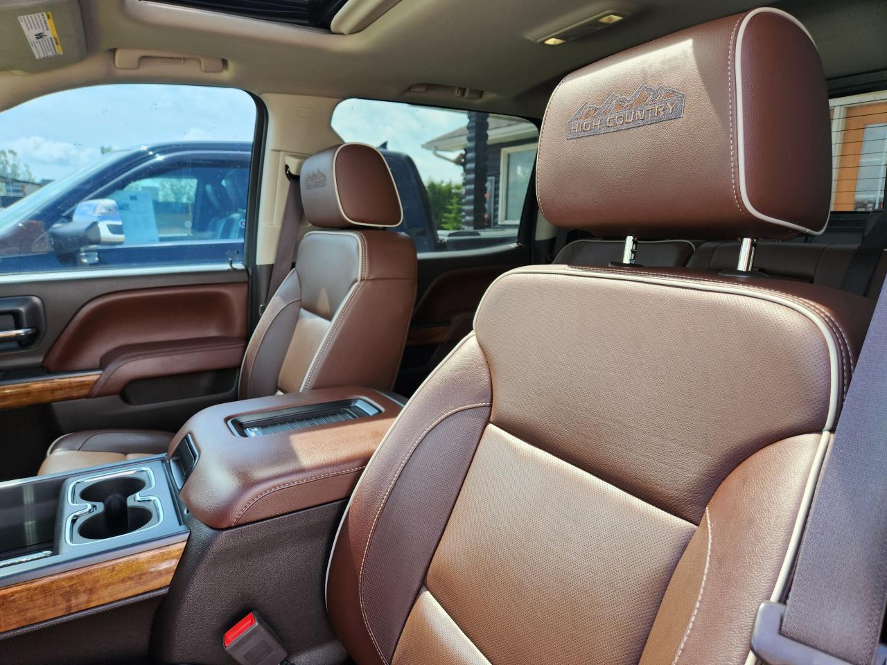 2016 Chevrolet Silverado 1500 4WD Crew Cab 143.5" High Country Photo3