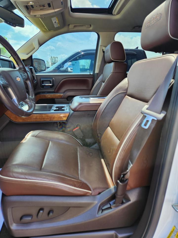 2016 Chevrolet Silverado 1500 4WD Crew Cab 143.5" High Country Photo4