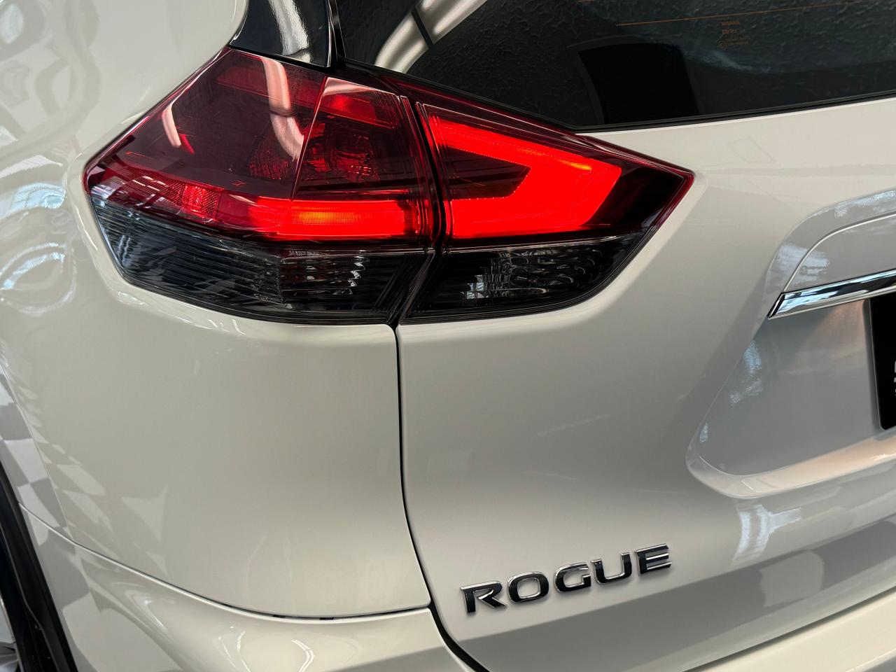 2018 Nissan Rogue S AWD+New Tires+ApplePlay+Blind Spot+CLEAN CARFAX Photo121