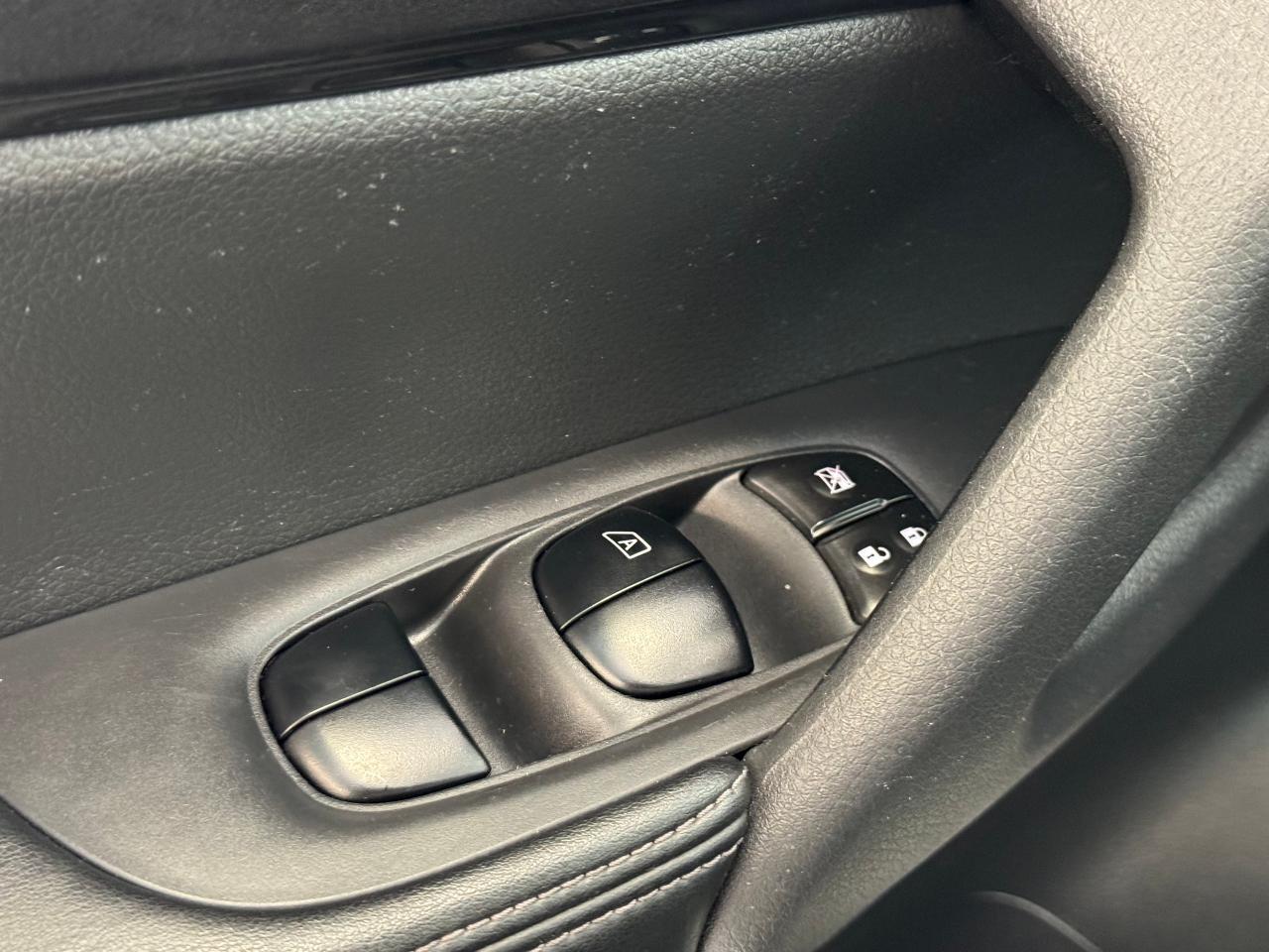 2018 Nissan Rogue S AWD+New Tires+ApplePlay+Blind Spot+CLEAN CARFAX Photo112