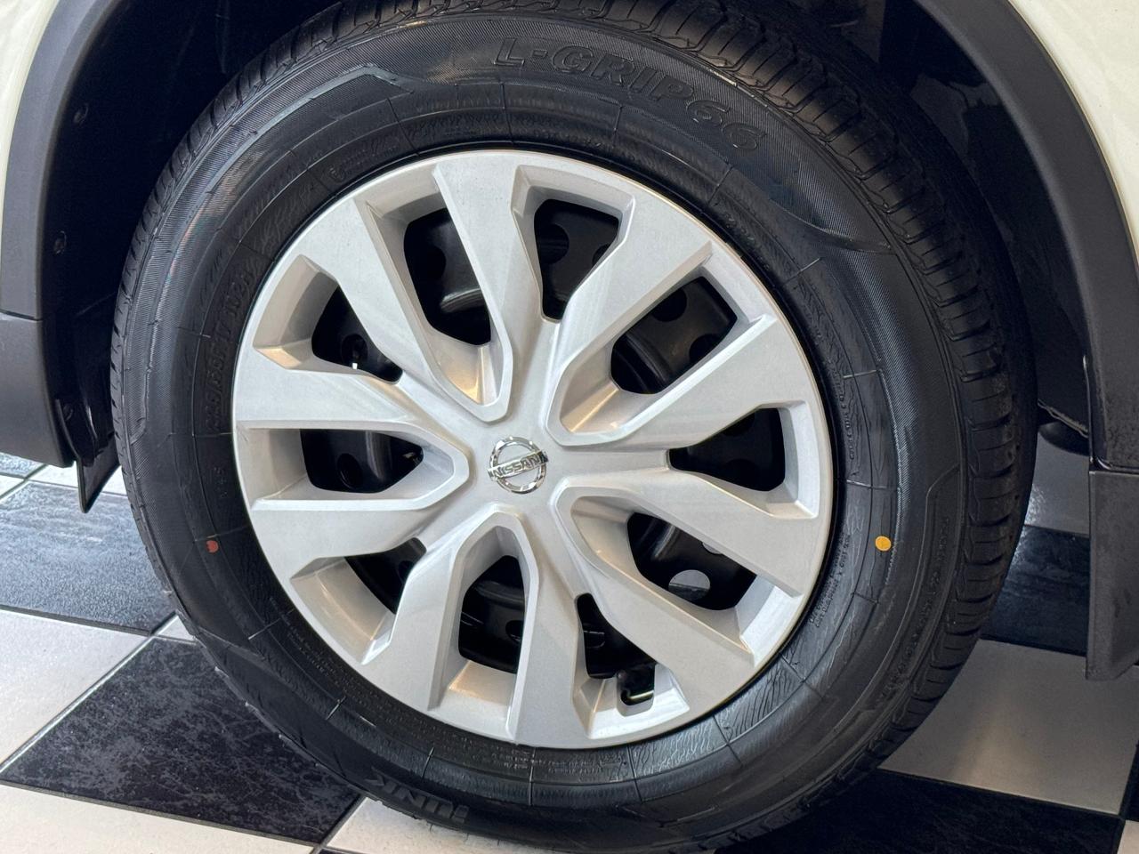 2018 Nissan Rogue S AWD+New Tires+ApplePlay+Blind Spot+CLEAN CARFAX Photo114