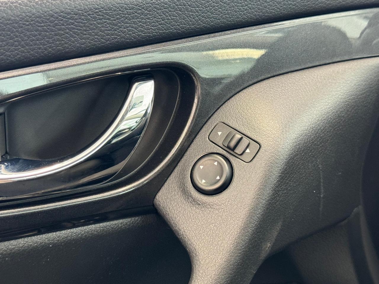 2018 Nissan Rogue S AWD+New Tires+ApplePlay+Blind Spot+CLEAN CARFAX Photo113