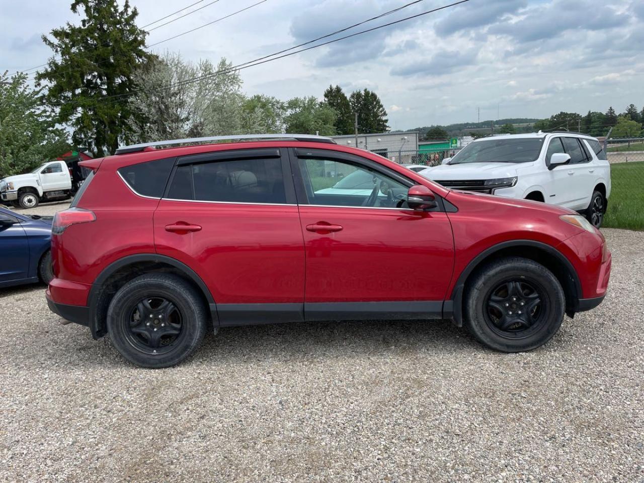 2017 Toyota RAV4 LE Photo4