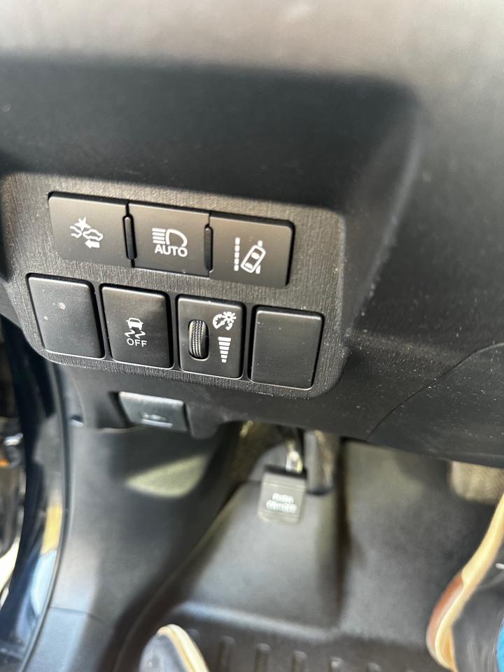 2016 Toyota Prius v Prius 5 Photo4