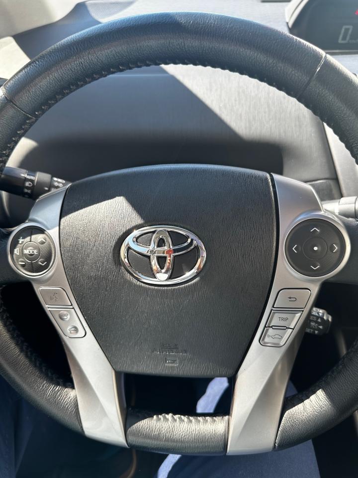2016 Toyota Prius v Prius 5 Photo2
