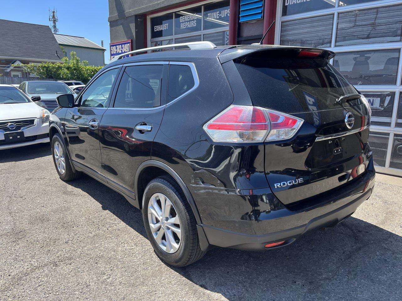 2016 Nissan Rogue SV Photo
