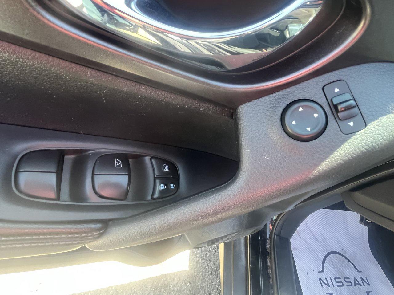 2016 Nissan Rogue SV Photo