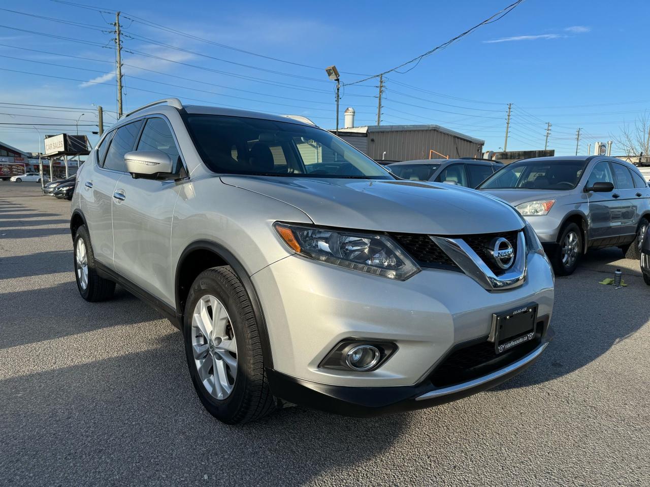 2014 Nissan Rogue SV Photo2