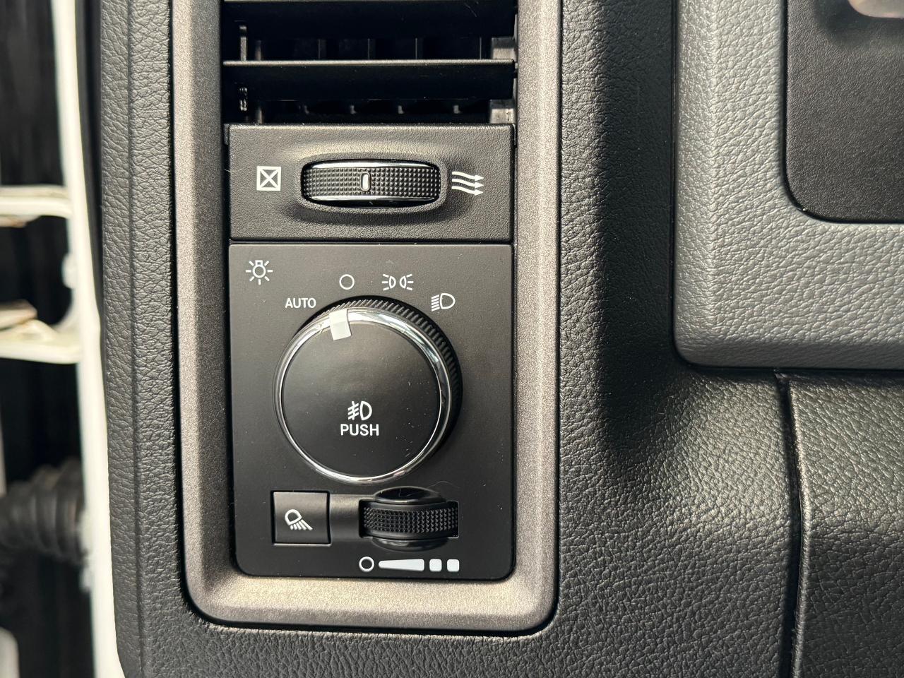 2019 RAM 1500 Classic Express 4x4 Quad 6'4 V6+New Tires+Brakes+ApplePlay - Photo #43
