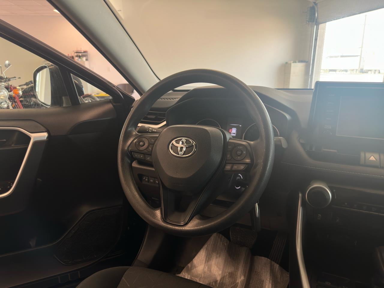 2022 Toyota RAV4 LE - Photo #9