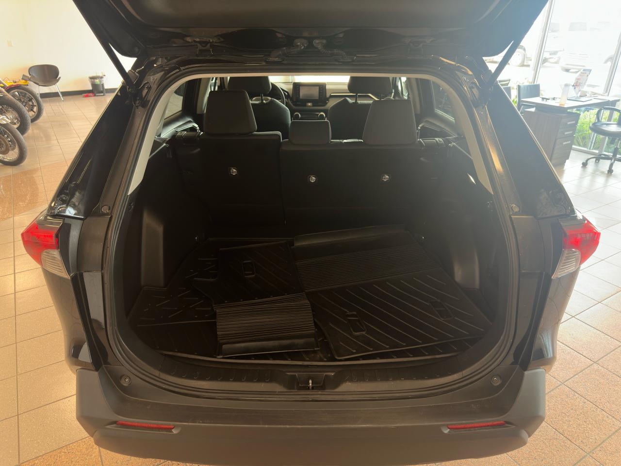 2022 Toyota RAV4 LE - Photo #13