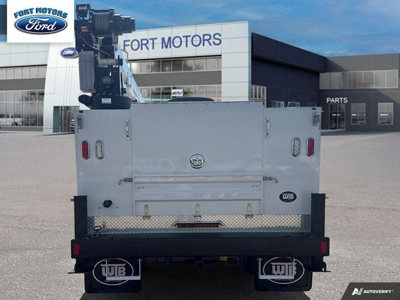 2023 Ford SUPER DUTY F-550 DRW SERVICE BODY WITH CRANE Photo4