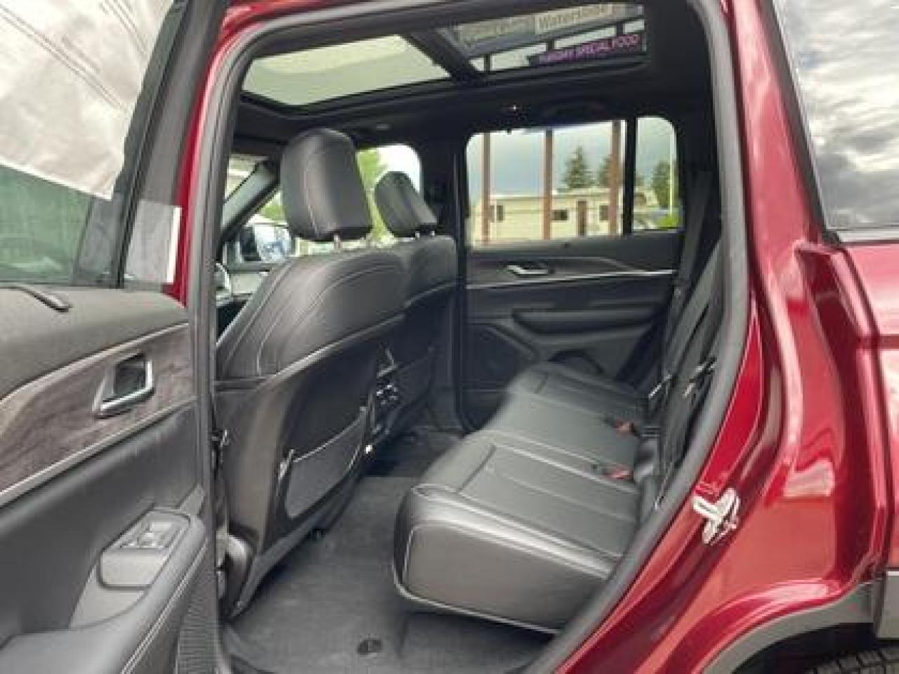 2024 Jeep Grand Cherokee Limited Black Appearance Luxury Tech Group!! #38 Photo