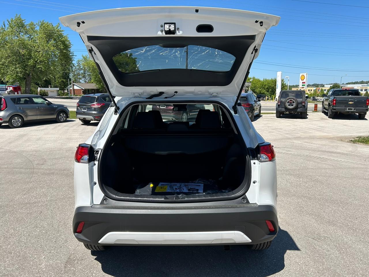 2024 Toyota Corolla Cross LE FWD - Photo #9