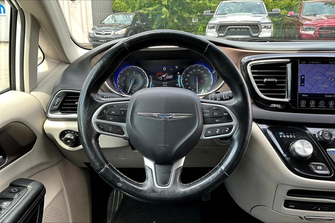 2017 Chrysler Pacifica Touring-L Plus | Advanced Safety | Panoroof | FWD Photo4