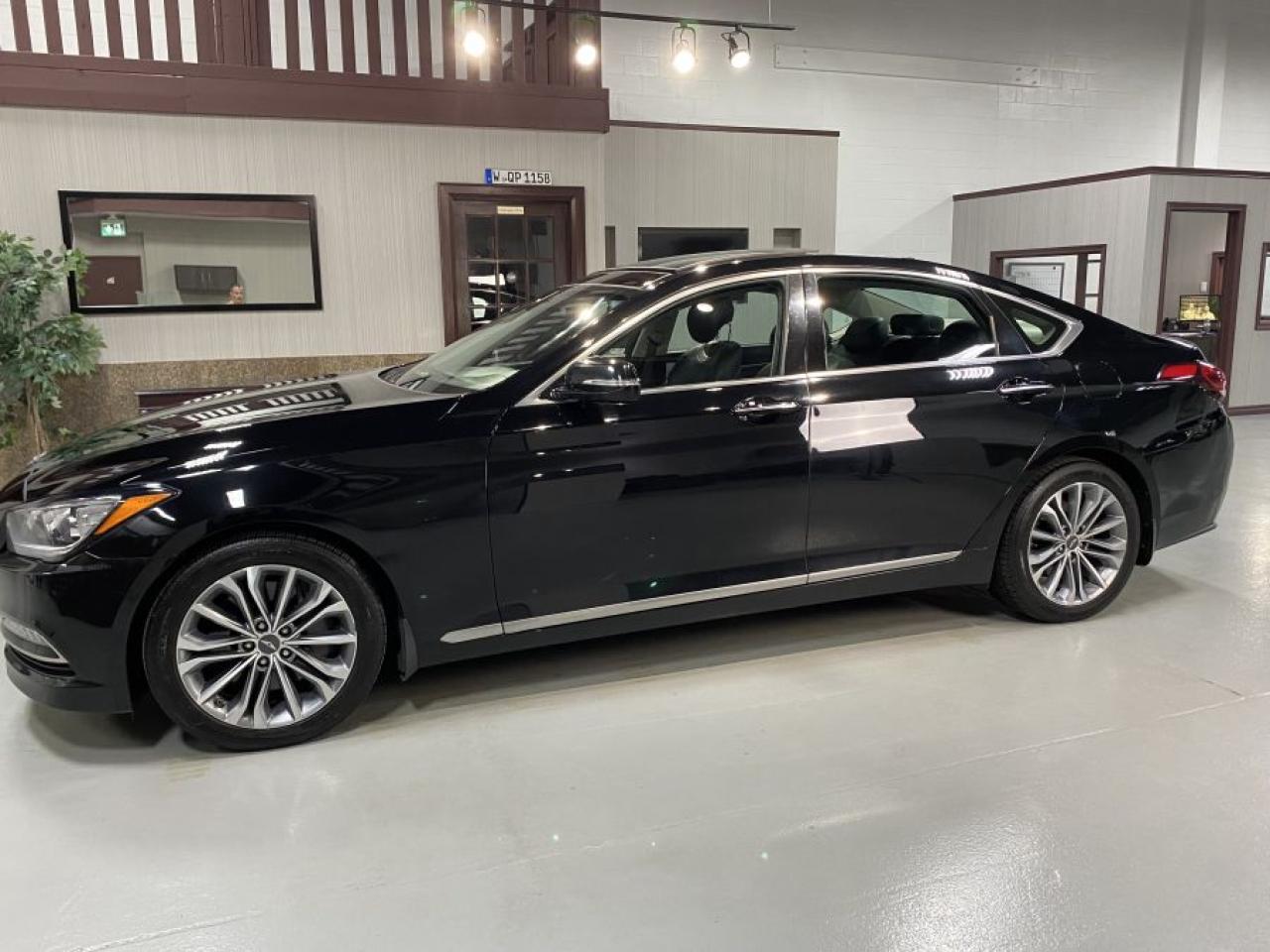 2016 Hyundai Genesis PREMIUM AWD Photo2