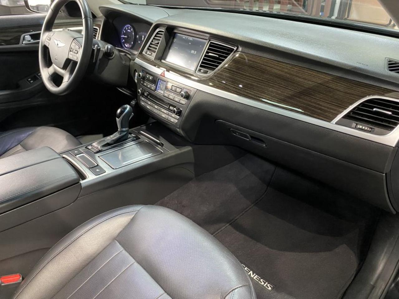 2016 Hyundai Genesis PREMIUM AWD Photo13