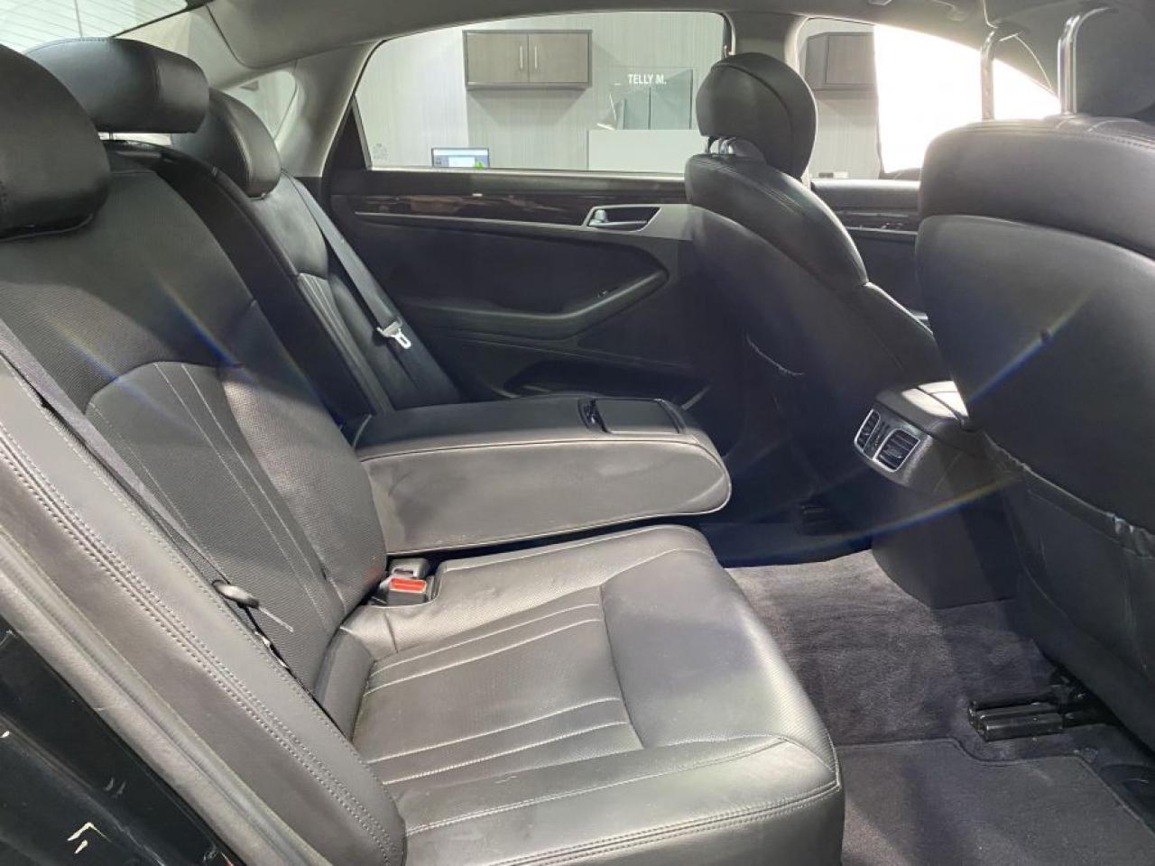 2016 Hyundai Genesis PREMIUM AWD Photo15