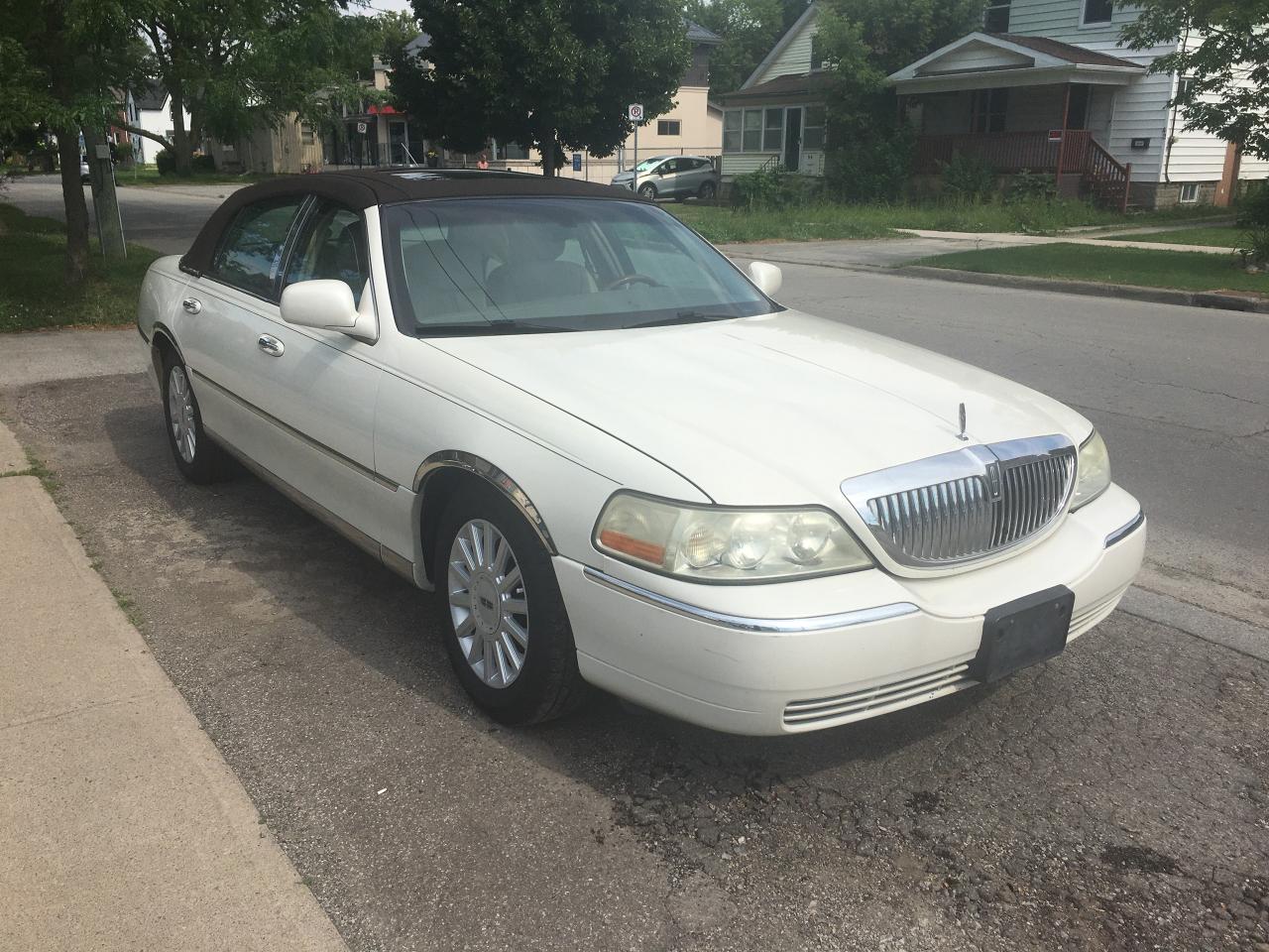 Used 2005 Lincoln Town Car Signature Limited - RUST FREE Florida Car! for sale in St. Catharines, ON