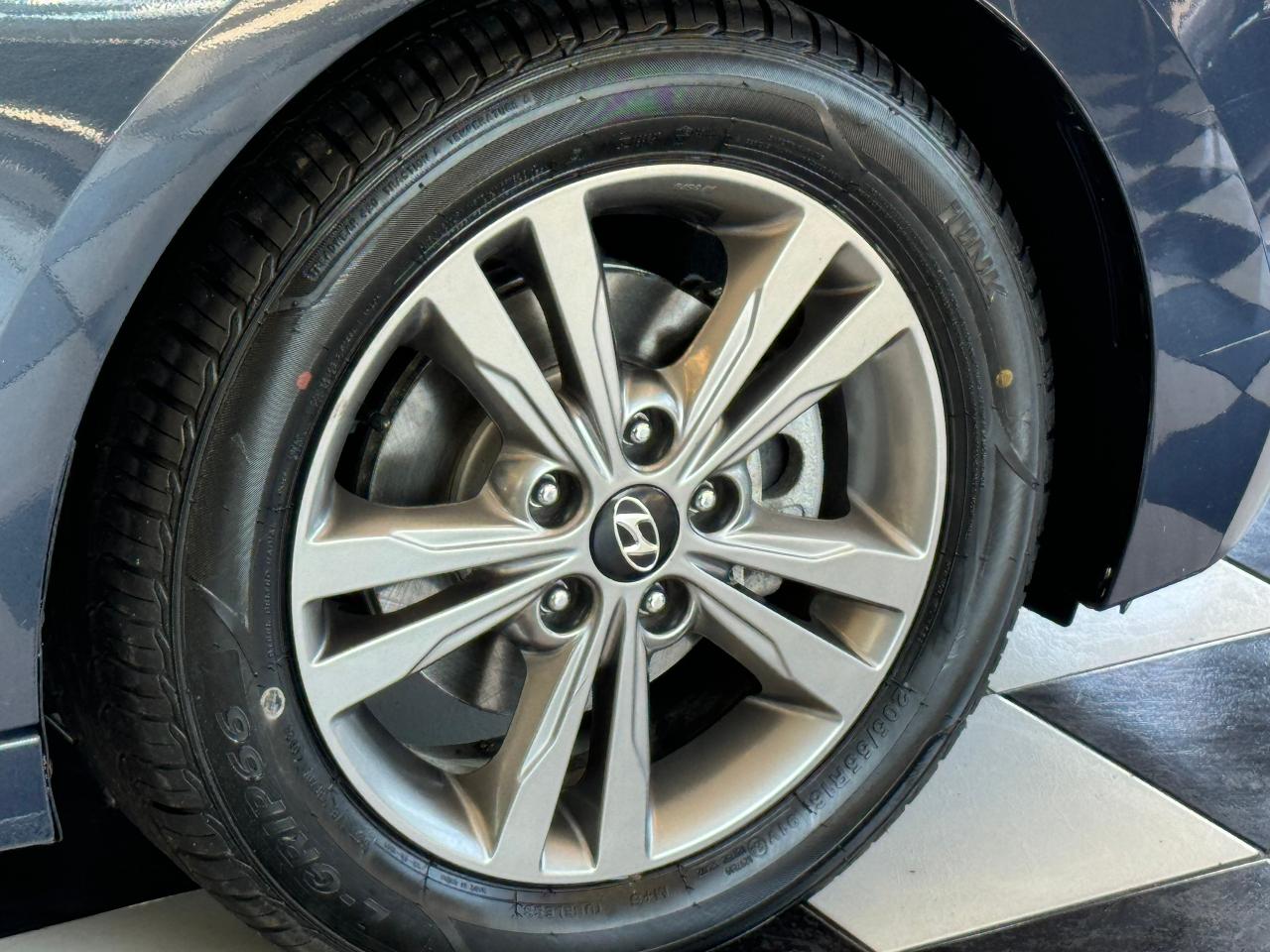 2017 Hyundai Elantra GL+New Tires+Brakes+Apple Play+Camera+CLEAN CARFAX - Photo #50