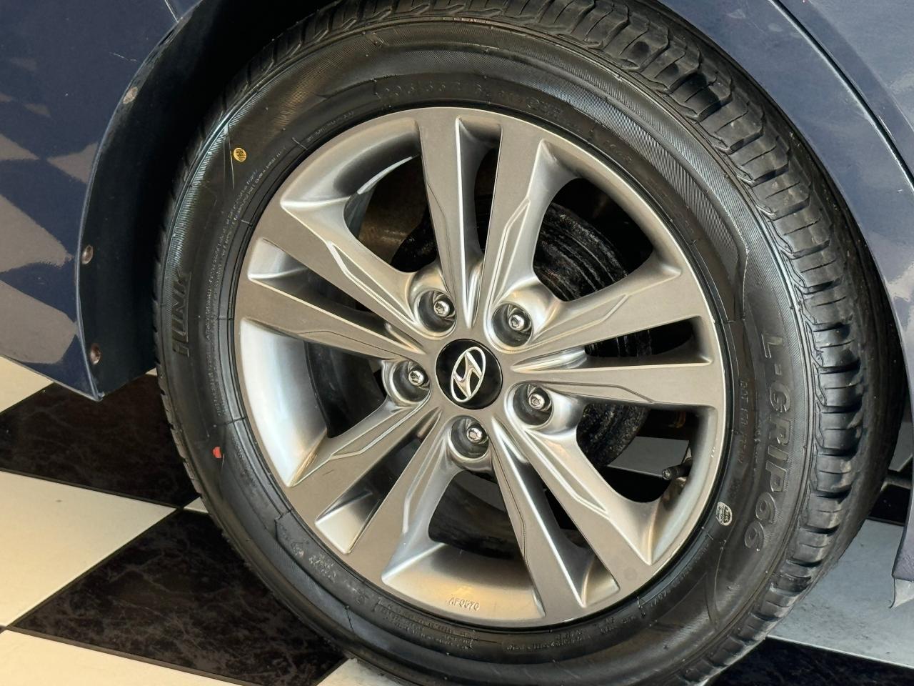 2017 Hyundai Elantra GL+New Tires+Brakes+Apple Play+Camera+CLEAN CARFAX - Photo #49