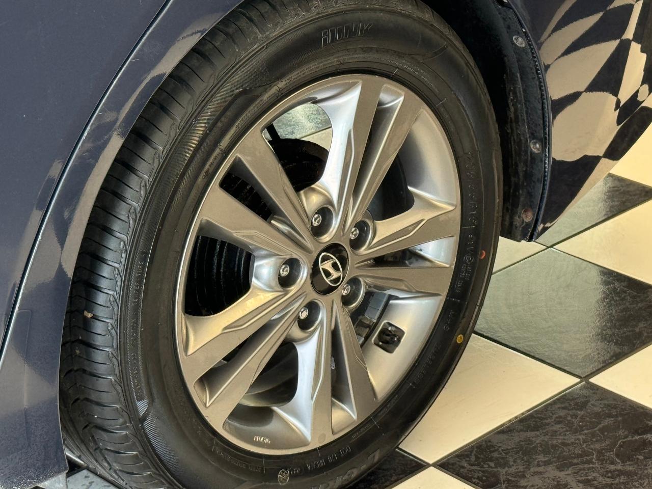 2017 Hyundai Elantra GL+New Tires+Brakes+Apple Play+Camera+CLEAN CARFAX - Photo #48