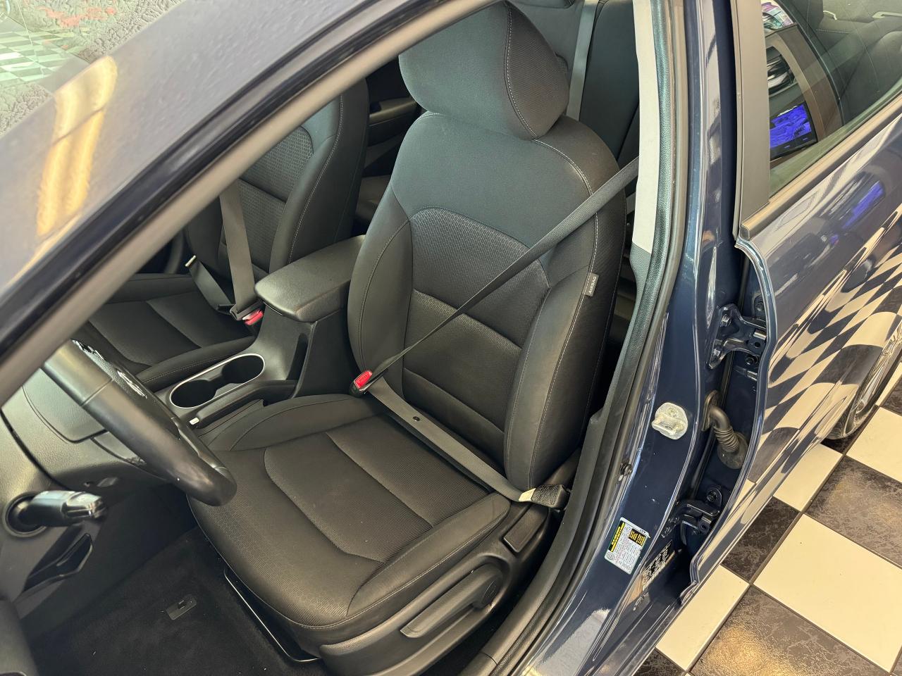 2017 Hyundai Elantra GL+New Tires+Brakes+Apple Play+Camera+CLEAN CARFAX - Photo #21
