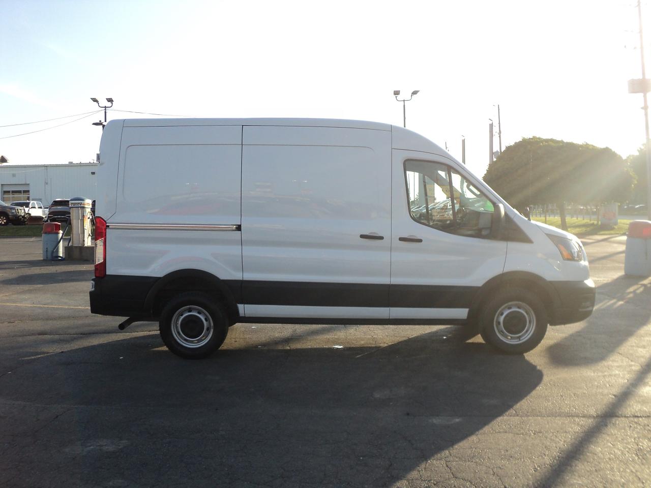 2022 Ford Transit T-250 CargoVan130"WB Med Roof3.5L6cyl 9070GVWR RWD Photo4