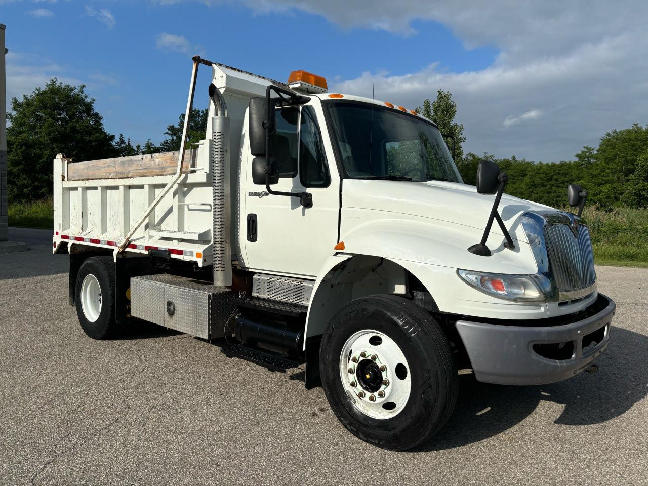 Used 2016 International 4400 dump truck for sale in Brantford, ON