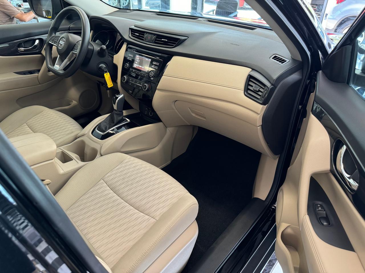 2017 Nissan Rogue SV+Camera+Heated Seats+A/C+CLEAN CARFAX Photo14