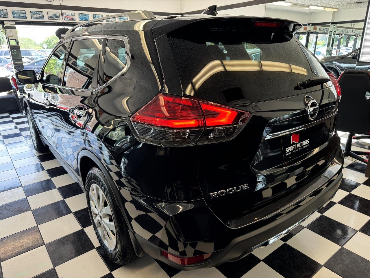 2017 Nissan Rogue SV+Camera+Heated Seats+A/C+CLEAN CARFAX Photo4