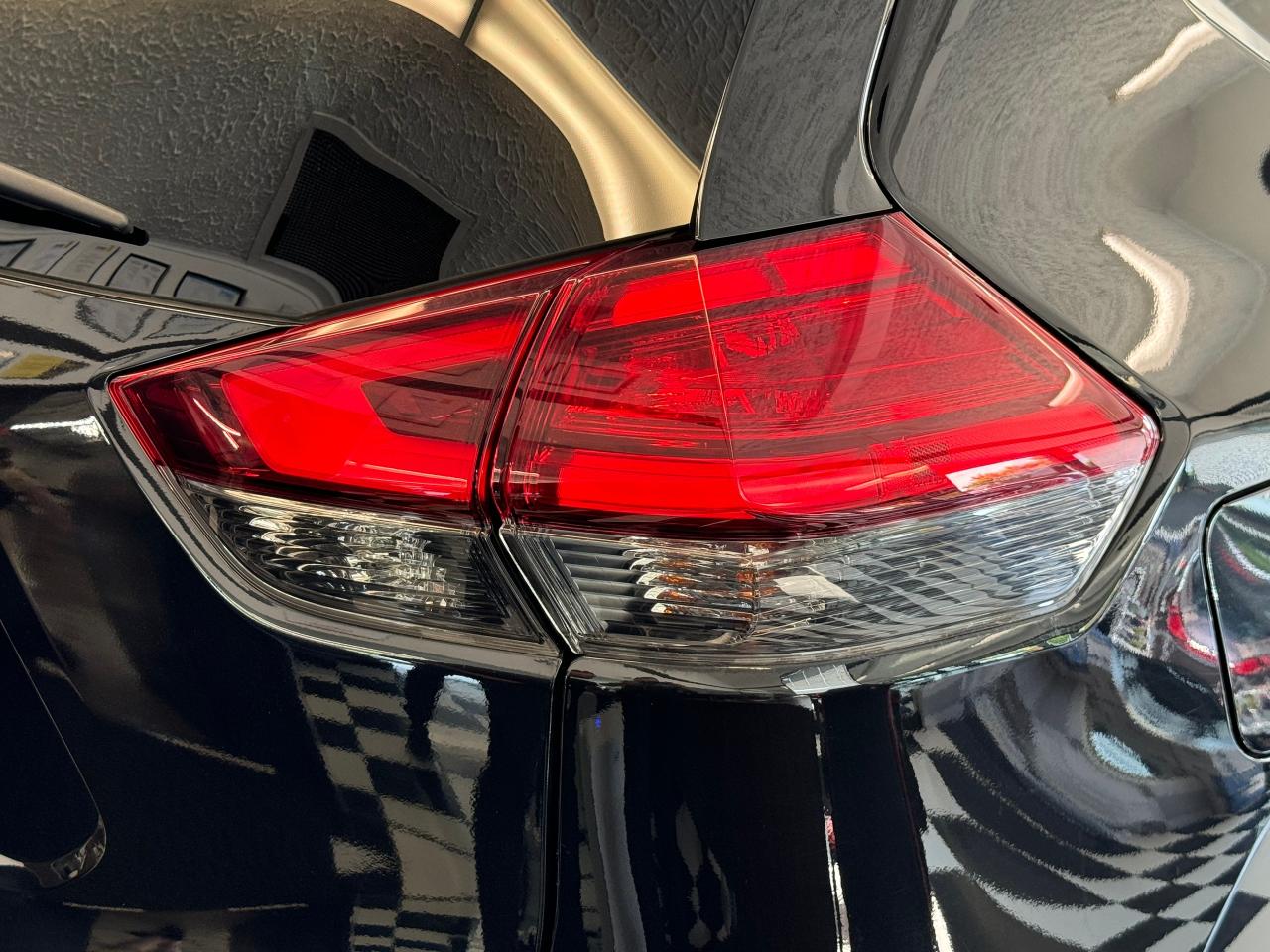 2017 Nissan Rogue SV+Camera+Heated Seats+A/C+CLEAN CARFAX - Photo #51