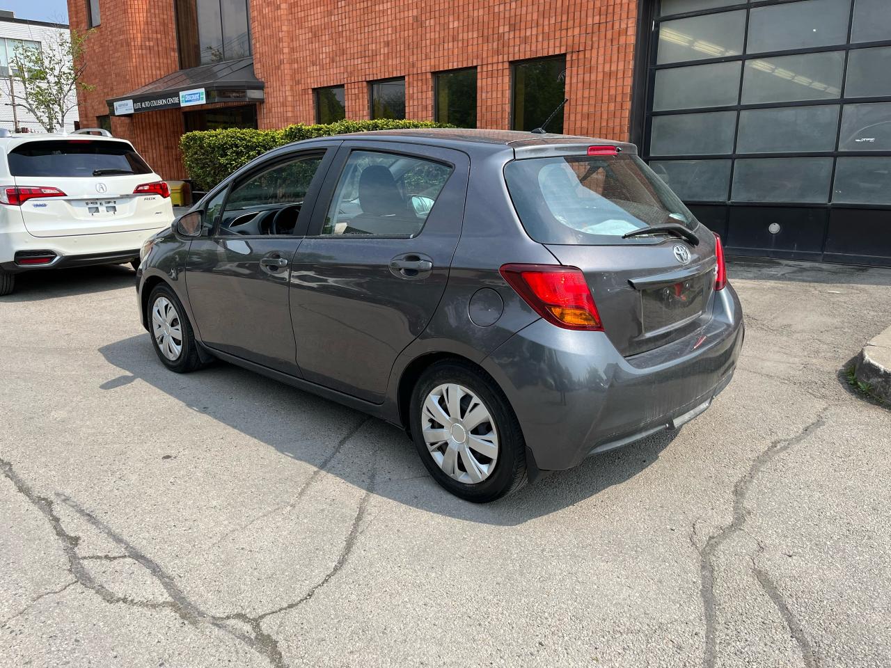 2015 Toyota Yaris 5dr HB Auto Photo2