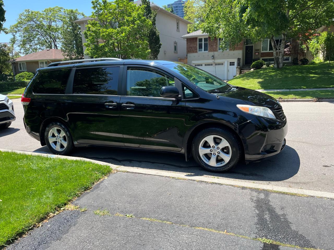2012 Toyota Sienna CE Photo2