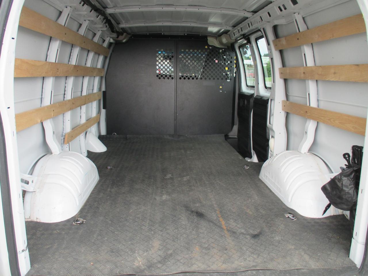 2022 GMC Savana Cargo Van RWD 2500 135" - Photo #7