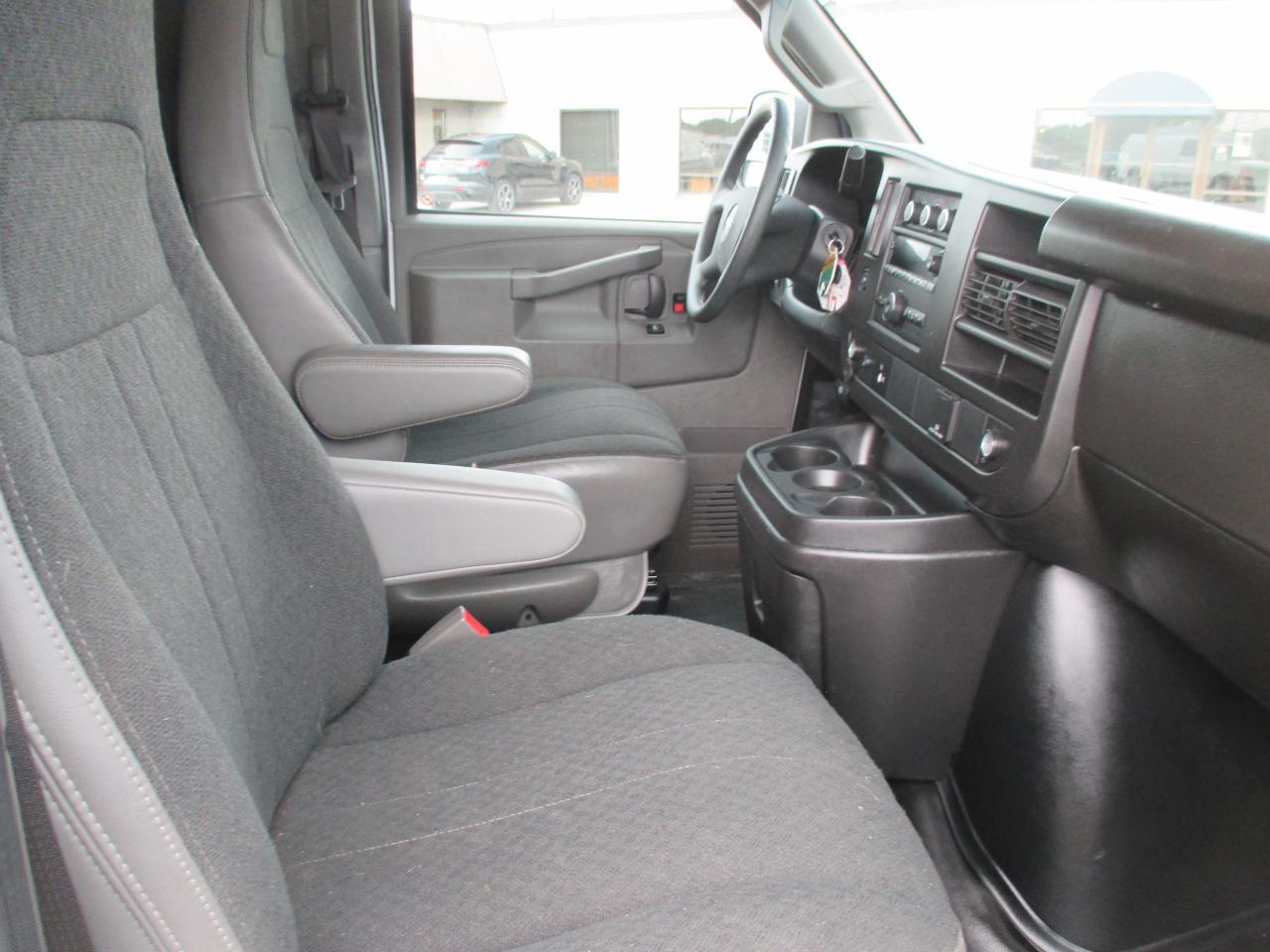 2022 GMC Savana Cargo Van RWD 2500 135" - Photo #8