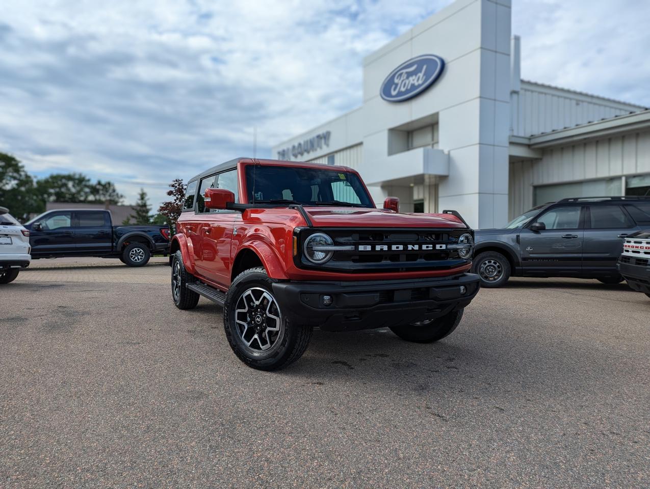 2024 Ford Bronco Outer Banks Photo0