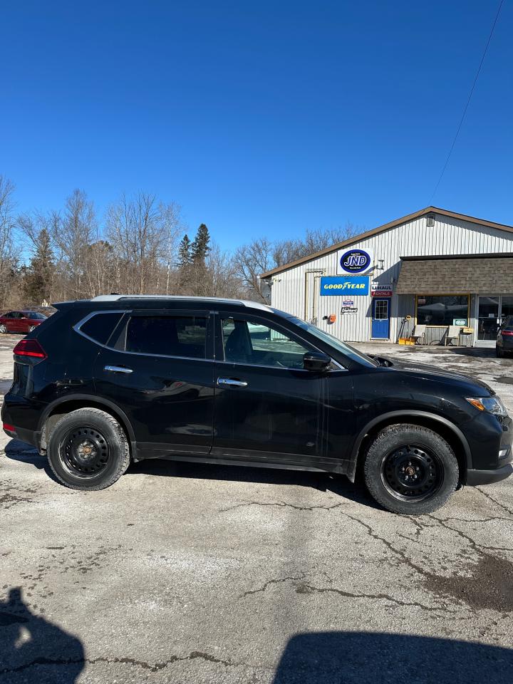 2017 Nissan Rogue SV - Photo #4